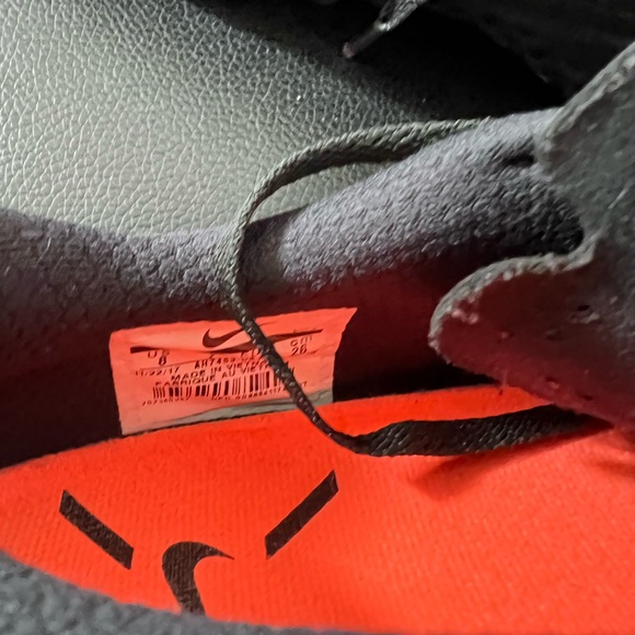 Nike black athletic shoes - Picture 4 of 4